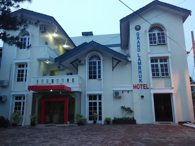 Grand Lambhuk Hotel