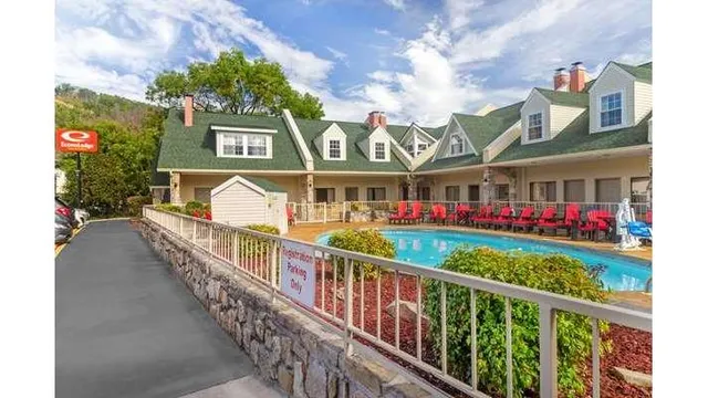 Econo Lodge Inn & Suites Gatlinburg at the Convention Center