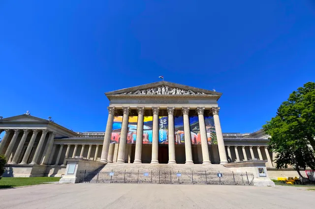 Heroes Square Apartment