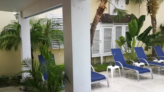 Colony Club Inn & Suites