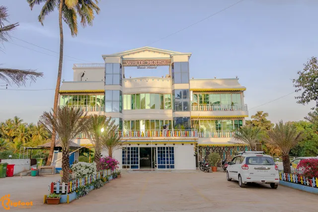 White House Beach Resort