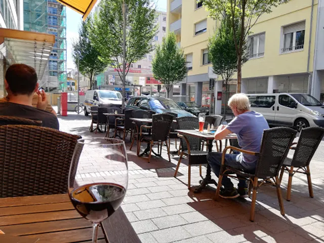 Hemingways Cocktail Lounge Restaurant Café