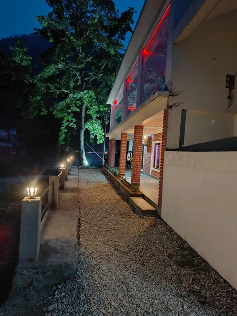 The Riverside Resort - Near Kainchi Dham Temple