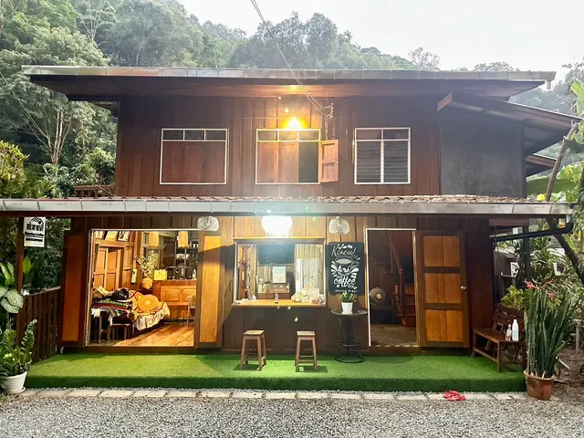 แก้วกาแฟ โฮมสเตย์ & คอฟฟี่ แม่กำปอง