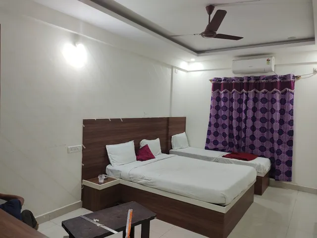 OYO 79565 Royal Comforts