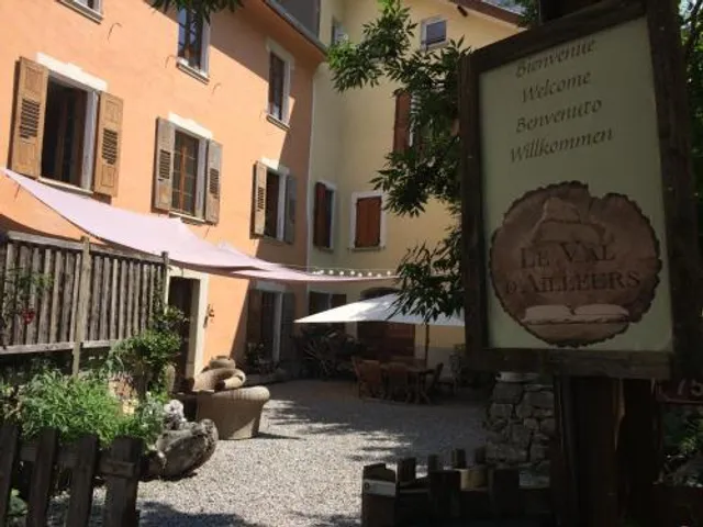 Le Val d'Ailleurs