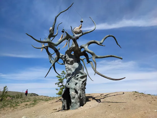 Skul'ptura "Khranitel' Baykala"