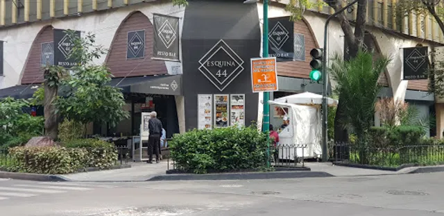Esquina 44
