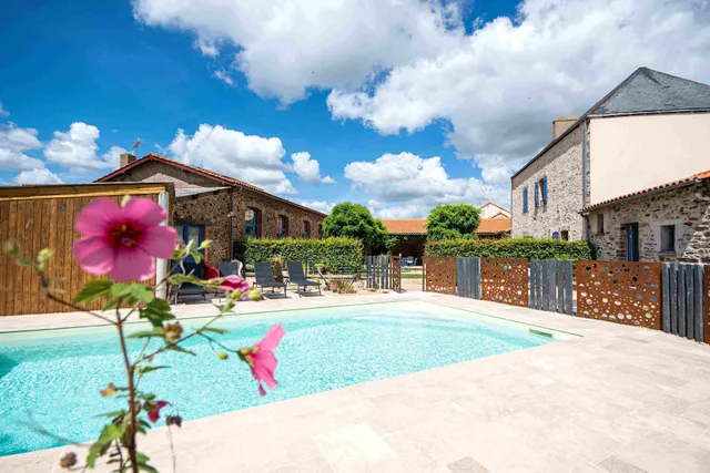 Le Domaine des Ecoliers B&B Chambres d’hôtes de charme sur le thème de l’école, piscine extérieure, parking Wi-Fi gratuit.