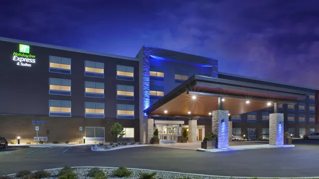 Holiday Inn Express & Suites Grand Rapids - Airport North by IHG