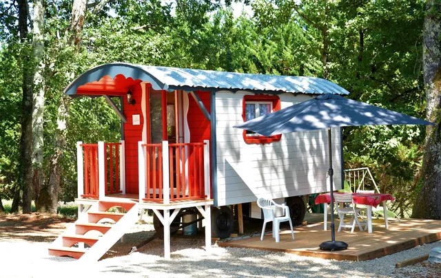 Gîtes Mérilhac : Location de vacances dans 2 gites, 2 chalets et 1 hébergement insolite en roulotte pour 2 à 8 personnes, avec jardin, terrasse et piscine, proche Cahors, à Puy l’Évêque dans le Lot, Occitanie