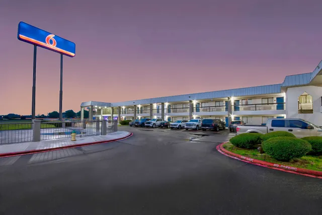 Motel 6 Texarkana, TX