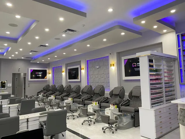 LUXURY NAILS & SPA NAPLES