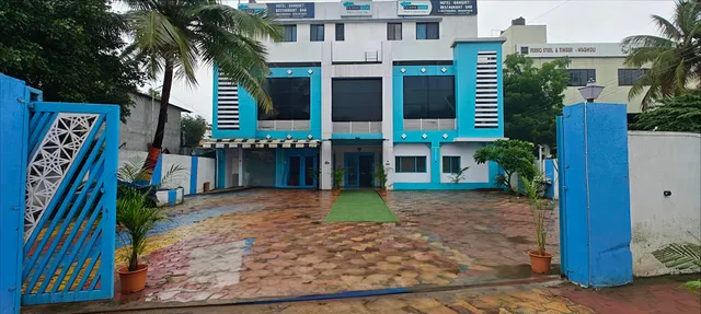 HOTEL LOG INN PLAZA EON IT Park ROOMS RESTAURANT & BAR