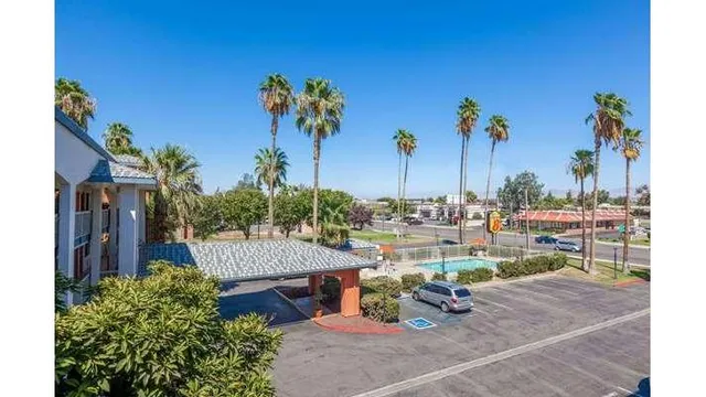 Super 8 by Wyndham Bakersfield/Central