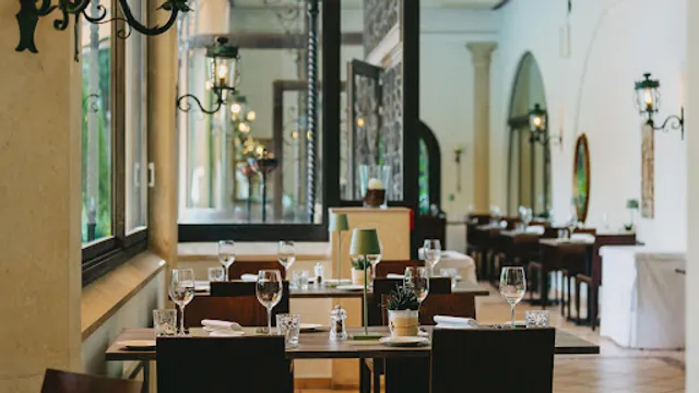 Caesar's Restaurant & Lounge