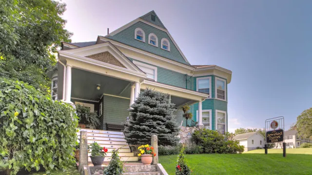The Jeweled Turret Inn