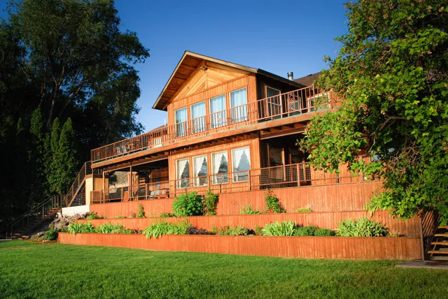 1,000 Springs Riverhouse