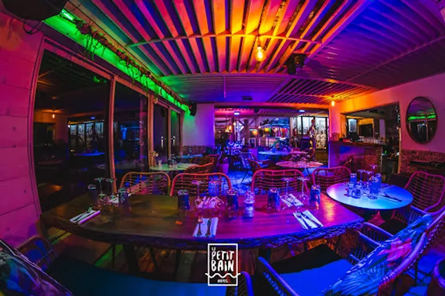 Le Petit Bain - Restaurant festif Hyères