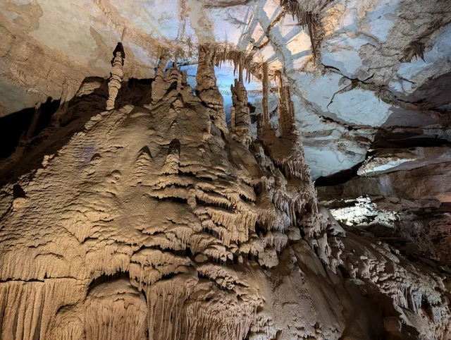 Cathedral Caverns State Park (Cave Tours / Information Center)