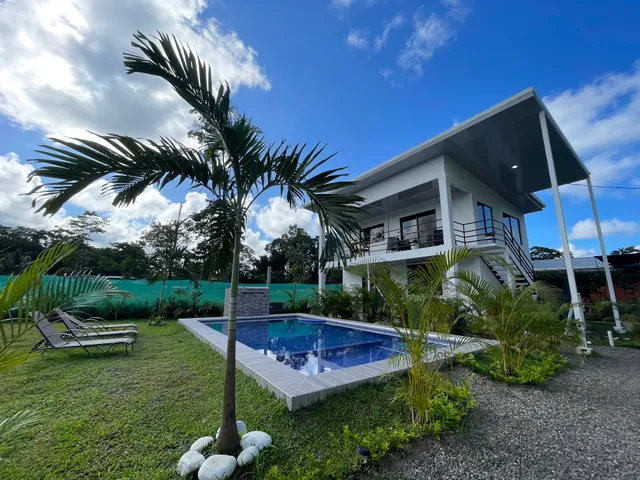 Oso Perezoso pool Villa