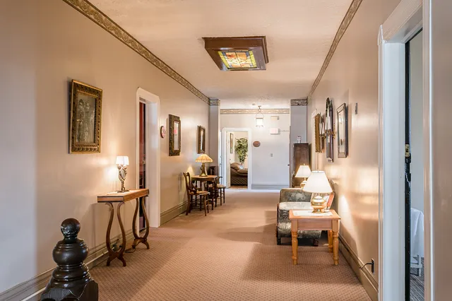 Naples Hotel Restaurant and Taproom