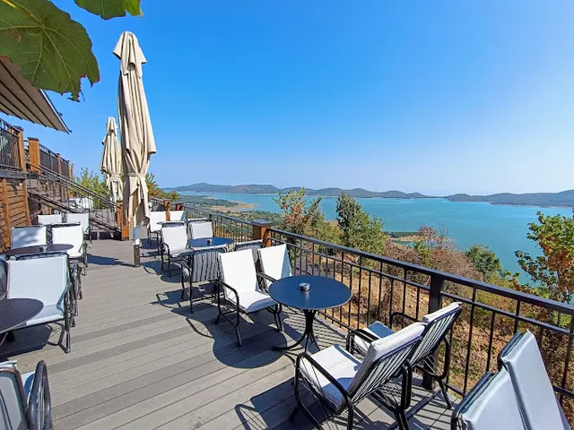 Agnanti Limnis Hotel