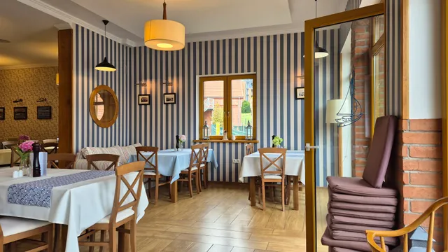 Słoneczny Port. Restauracja. Pokoje. Noclegi. Apartament. Mikołajki