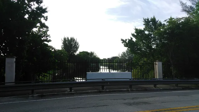 Hollywood Shopping Plaza