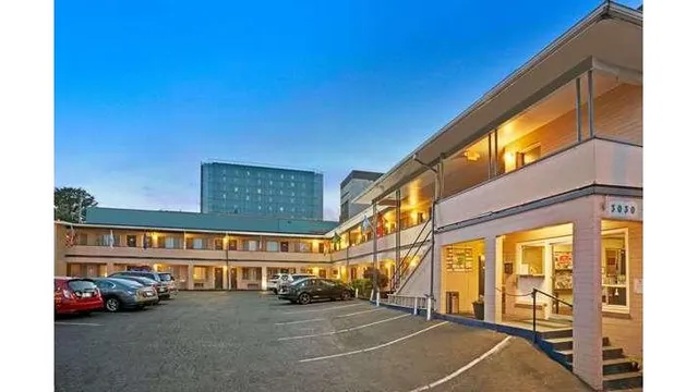 Travelodge by Wyndham Everett City Center