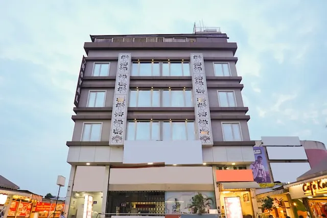 OYO 23524 Shades Of Royal