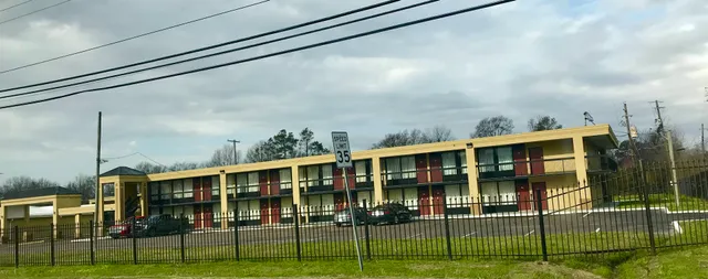 Super 6 Inn & Suites