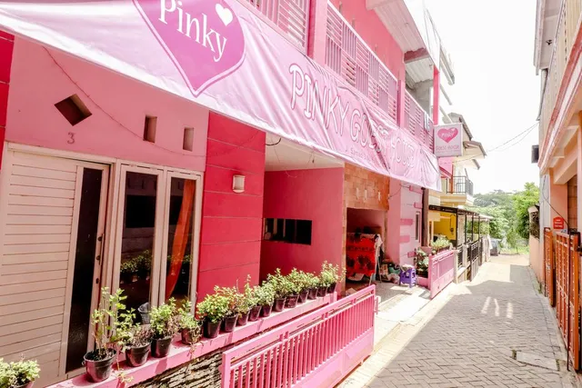 Pinky Guest House Hotel & Villa
