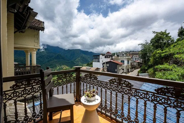 AZALEA Hotel Muong Hoa