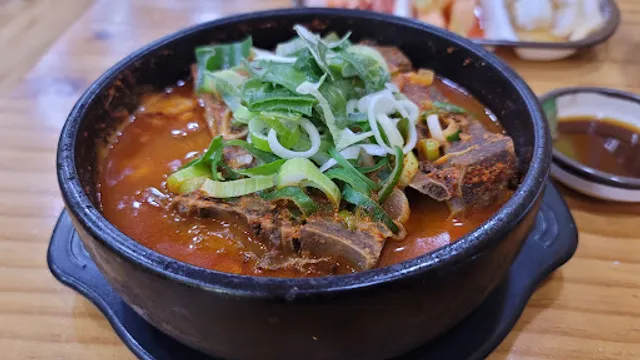 Eomga Sigoljip Pork Bone Hangover Soup