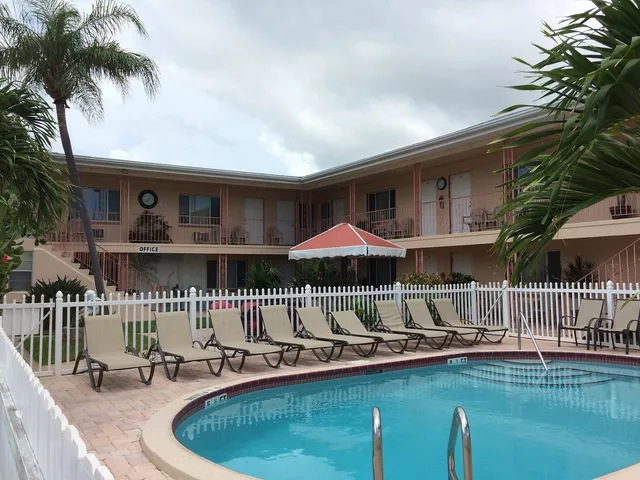 Carlton House Apartment Motel