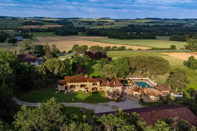 La Tour de Pérès: Gite, chambres/tables d'hôtes, piscine, accueil moto/vélo Gers