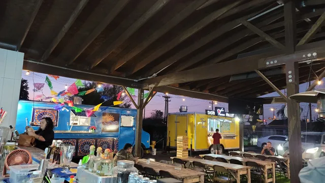 Calle 5 Food Truck Park