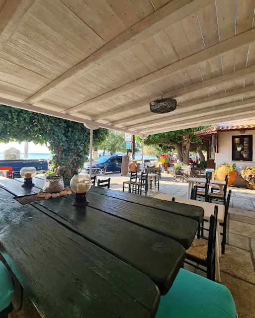 Taverna - Ouzeri "Fwlia"