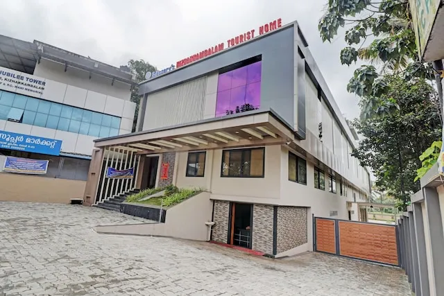 Super Townhouse Kizhakkambalam Tourist Home