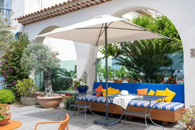 Restaurant Les Mûriers- Le Bistrot- Hôtel Le Provençal