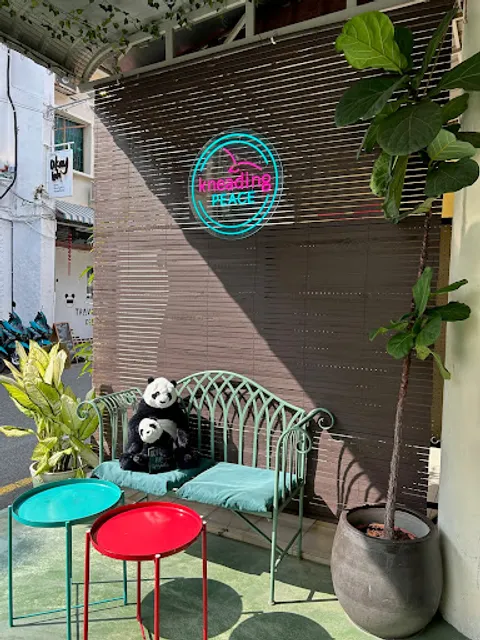 Kneading Peace Café & Guesthouse