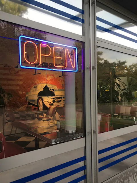 10W40 Bistro | Diner | Cake Escape