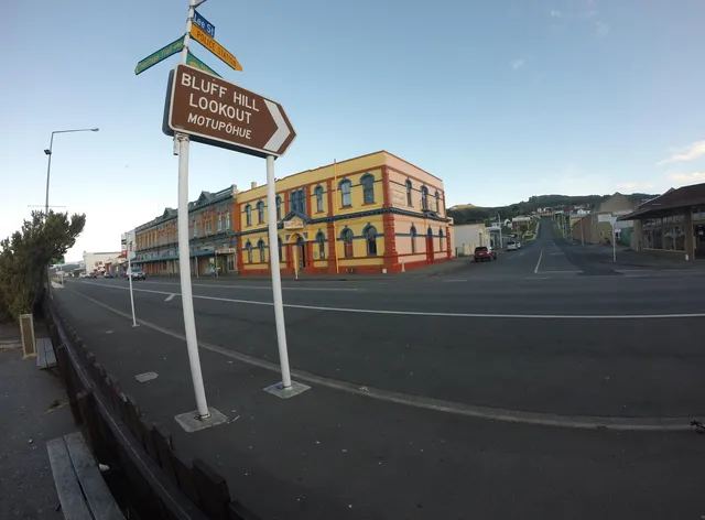 Bluff Lodge & Guest House