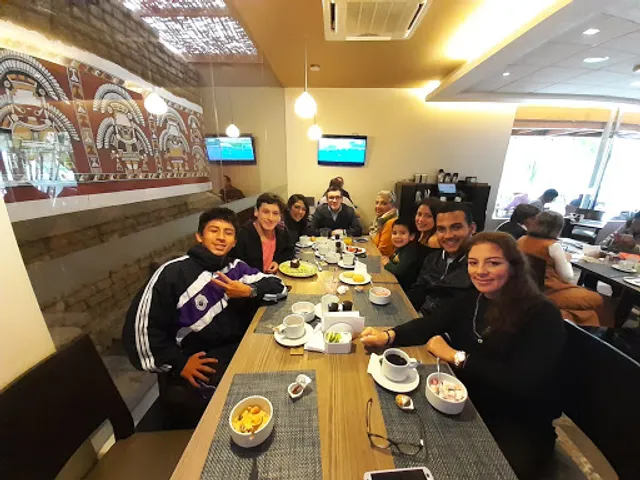 La Plaza Bar & Grill