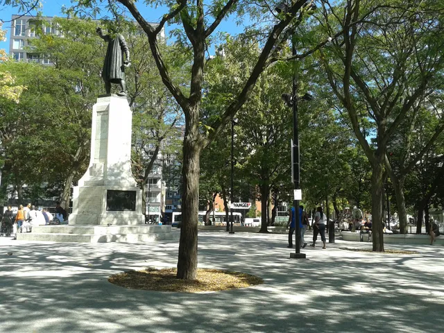 2330 Rue Sainte-Catherine O