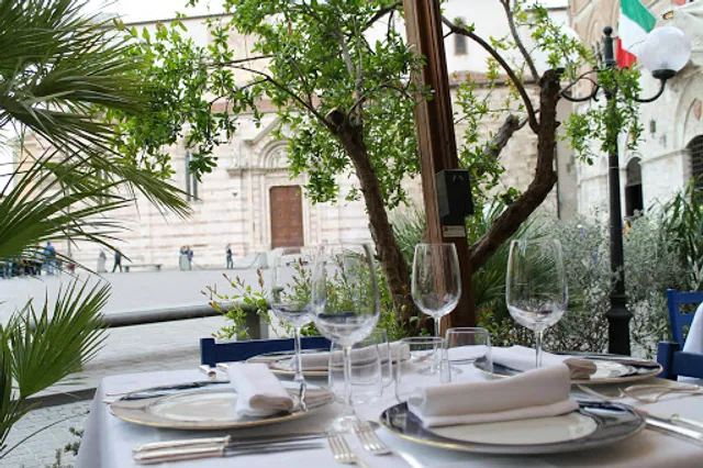 Ristorante Canapone Grosseto, specialità di pesce fresco e carni italiane, due forchette Michelin