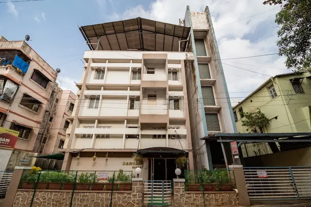 OYO 46943 Maay Bhavani Hotel