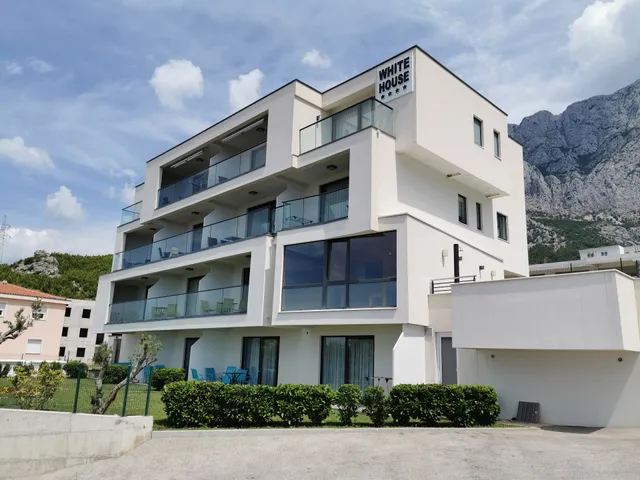 Whitehouse Apartments