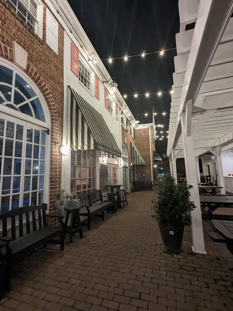 The Walk At Harbor Square